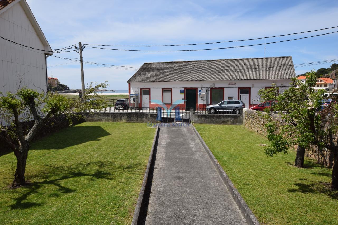 Casa de Piedra con Terreno y Vistas al Mar