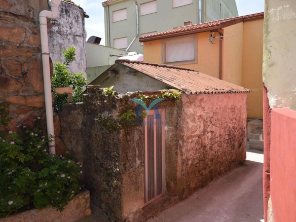 Casa de Piedra con Terreno y Vistas al Mar
