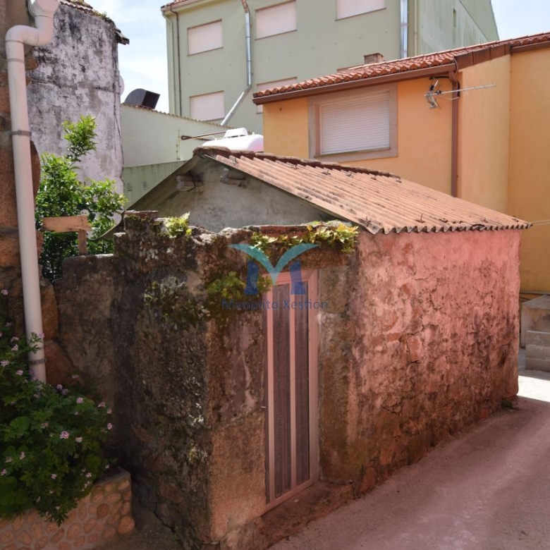 Casa de Piedra con Terreno y Vistas al Mar