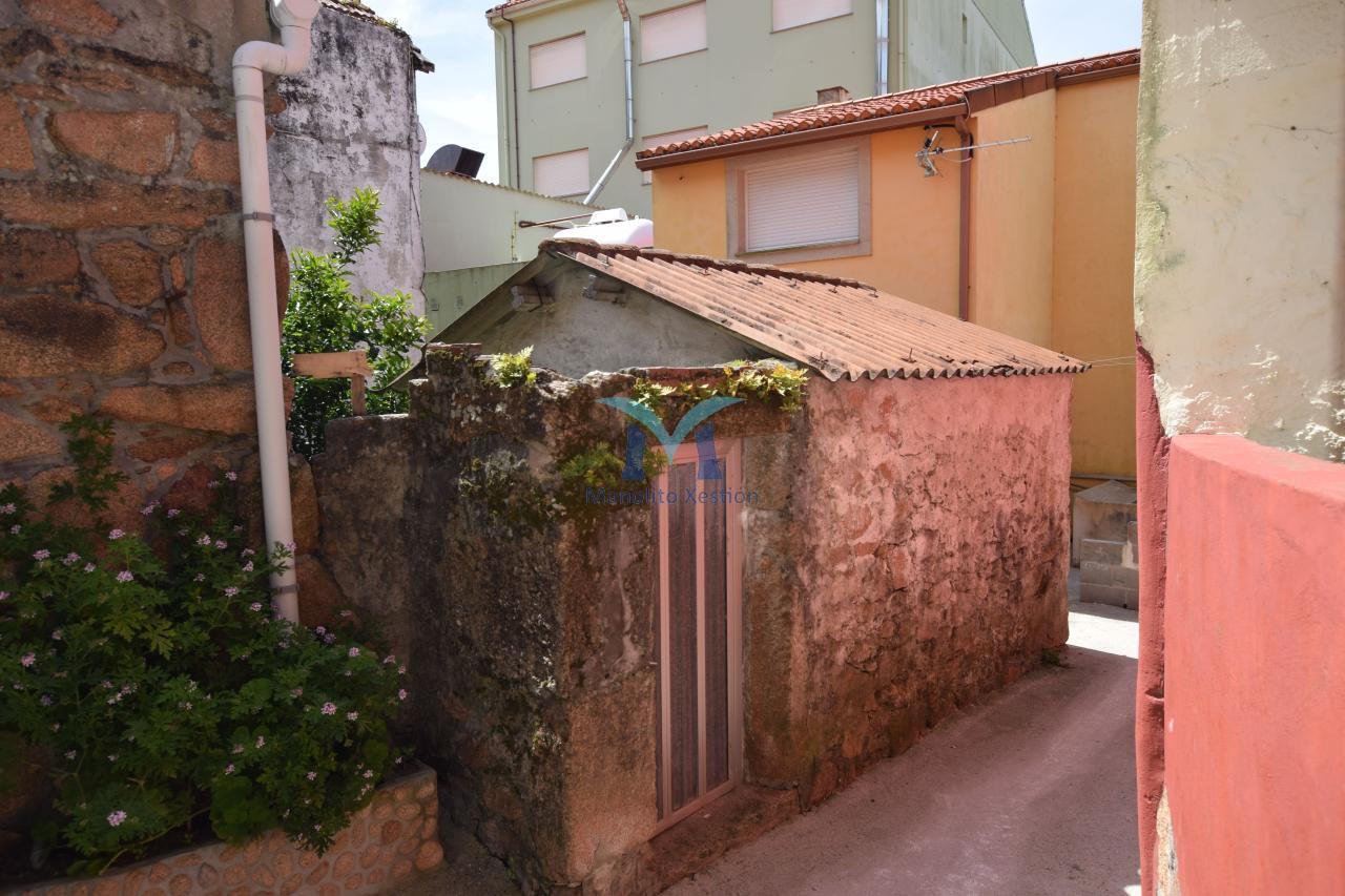 Casa de Piedra con Terreno y Vistas al Mar
