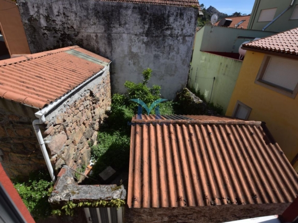 Casa de Piedra con Terreno y Vistas al Mar