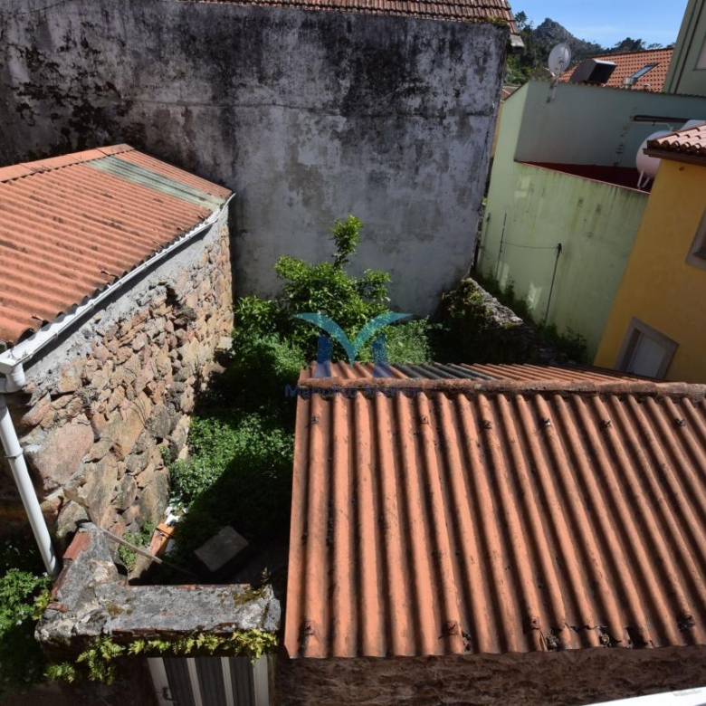Casa de Piedra con Terreno y Vistas al Mar