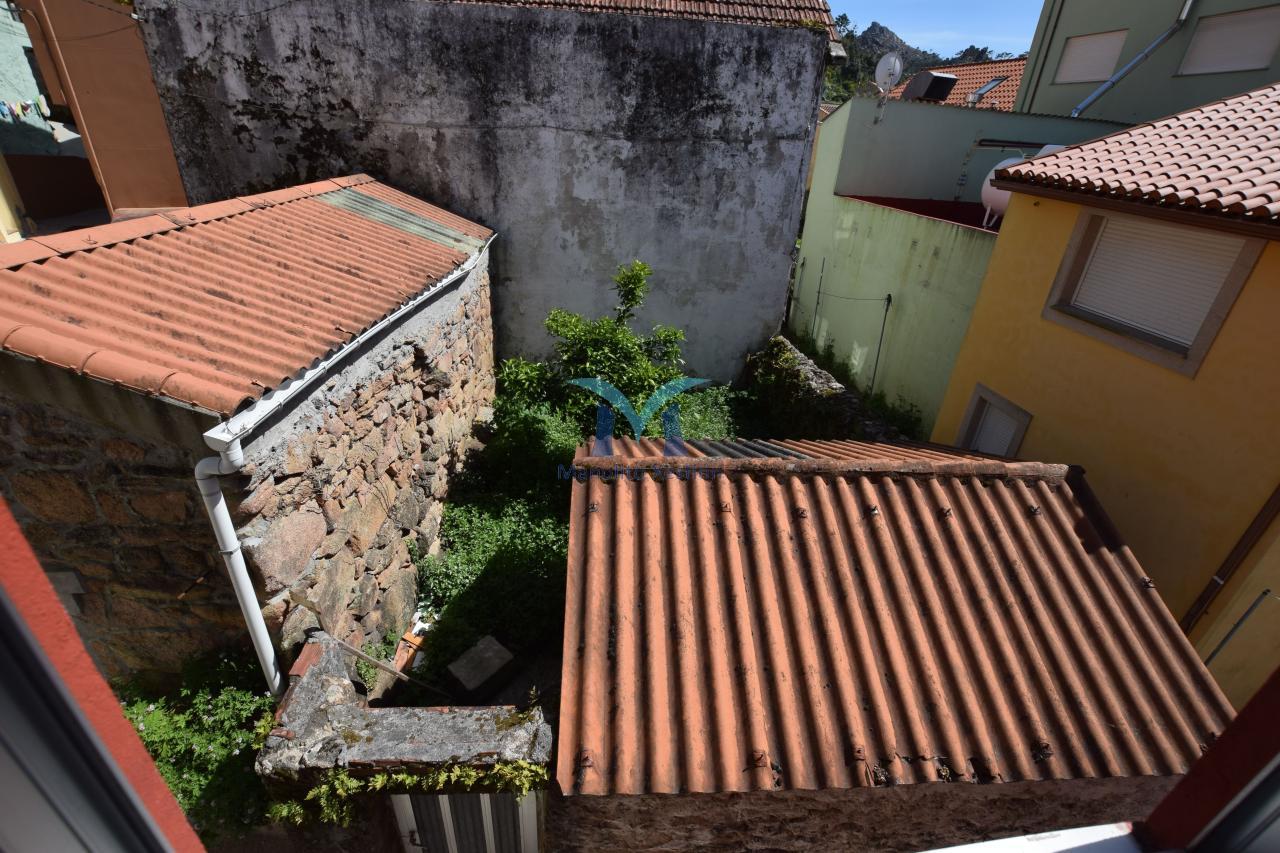Casa de Piedra con Terreno y Vistas al Mar