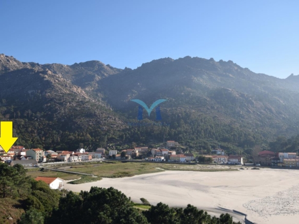 Casa de Piedra con Terreno y Vistas al Mar