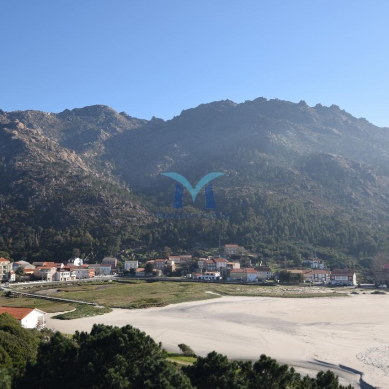 Casa de Piedra con Terreno y Vistas al Mar