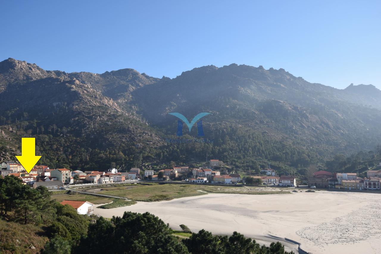 Casa de Piedra con Terreno y Vistas al Mar