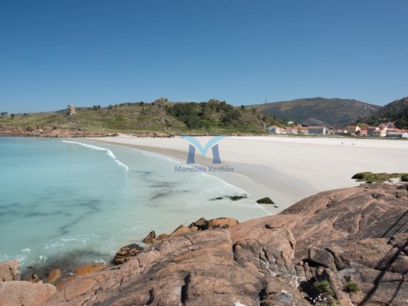 Casa de Piedra con Terreno y Vistas al Mar