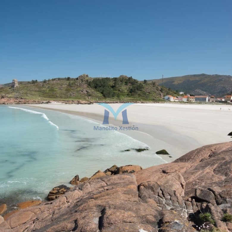 Casa de Piedra con Terreno y Vistas al Mar