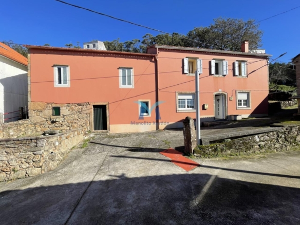 Casa de piedra con hórreo, finca y vistas al mar