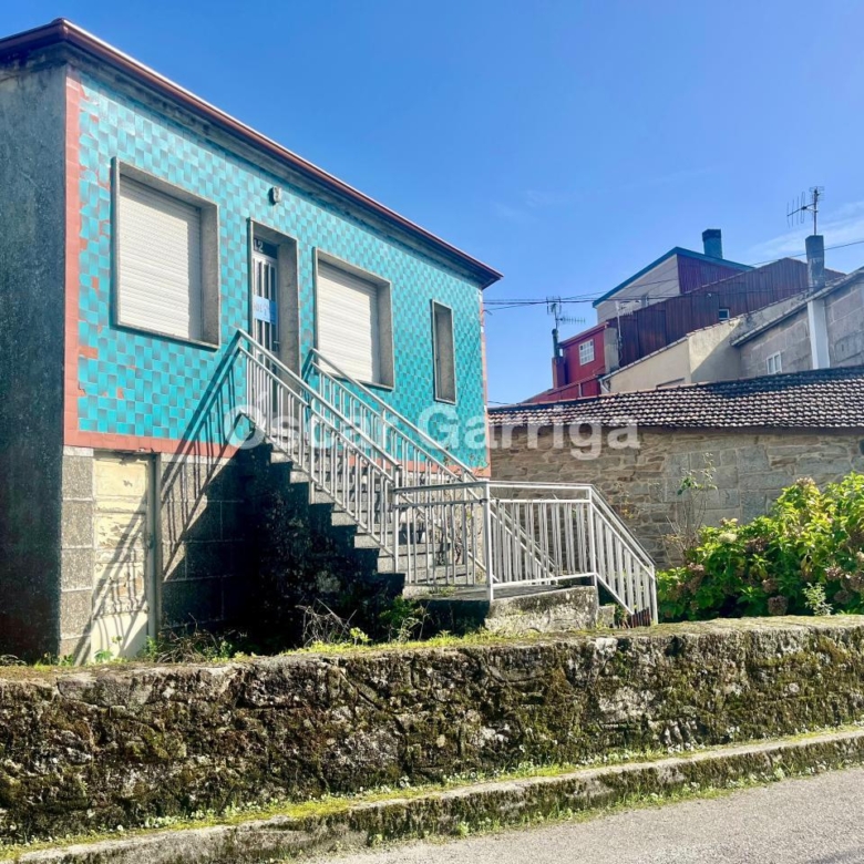 CASA CÉNTRICA, CON JARDÍN, FANTÁSTICAS PAREDES DE PIEDRA, TEJADO Y CANALONES NUEVOS. CEA, OURENSE (GALICIA)