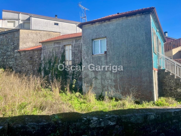 CASA CÉNTRICA, CON JARDÍN, FANTÁSTICAS PAREDES DE PIEDRA, TEJADO Y CANALONES NUEVOS. CEA, OURENSE (GALICIA)