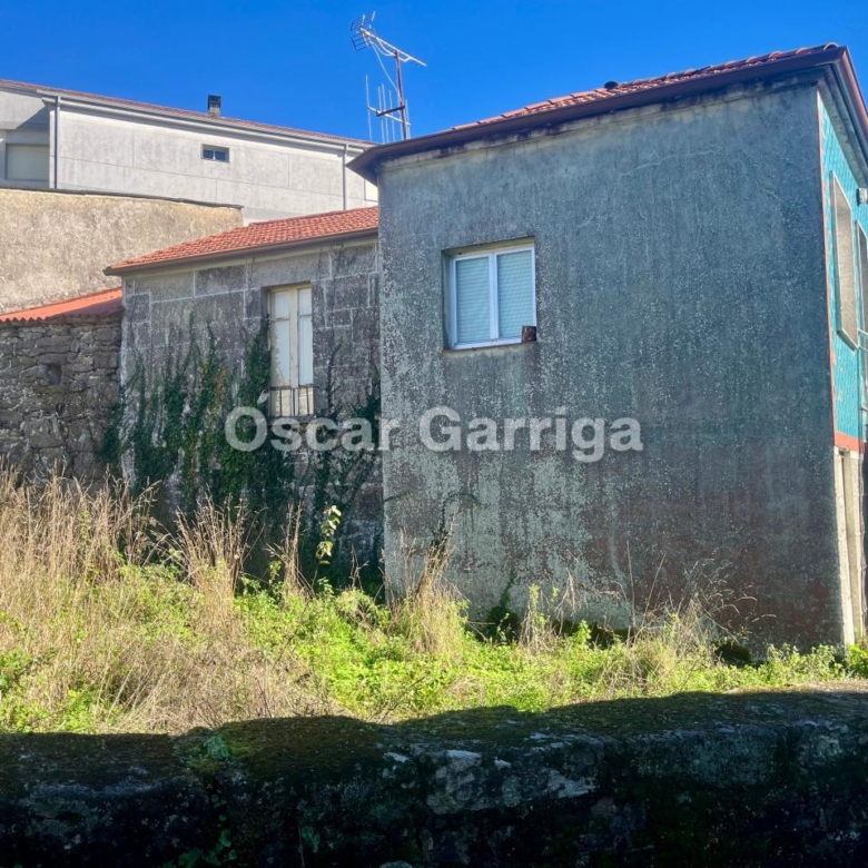 CASA CÉNTRICA, CON JARDÍN, FANTÁSTICAS PAREDES DE PIEDRA, TEJADO Y CANALONES NUEVOS. CEA, OURENSE (GALICIA)