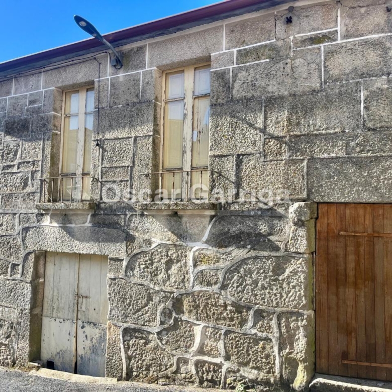 CASA CÉNTRICA, CON JARDÍN, FANTÁSTICAS PAREDES DE PIEDRA, TEJADO Y CANALONES NUEVOS. CEA, OURENSE (GALICIA)