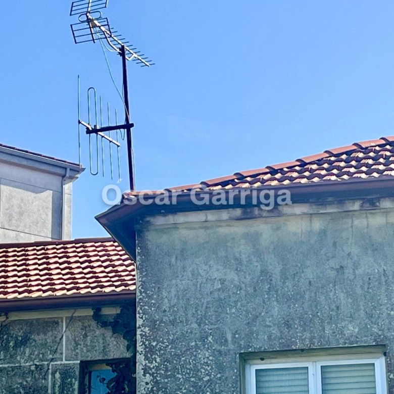 CASA CÉNTRICA, CON JARDÍN, FANTÁSTICAS PAREDES DE PIEDRA, TEJADO Y CANALONES NUEVOS. CEA, OURENSE (GALICIA)