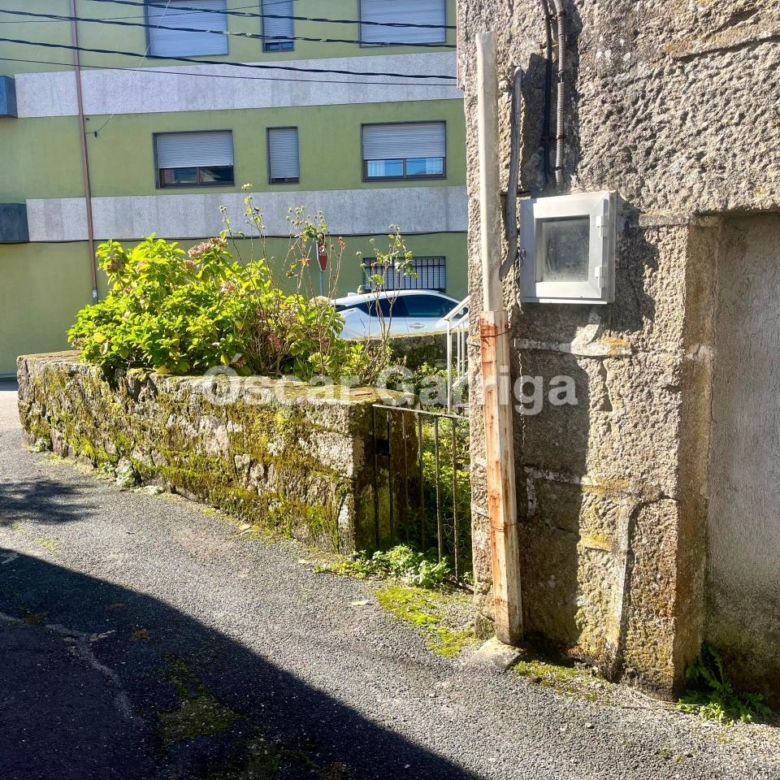 CASA CÉNTRICA, CON JARDÍN, FANTÁSTICAS PAREDES DE PIEDRA, TEJADO Y CANALONES NUEVOS. CEA, OURENSE (GALICIA)