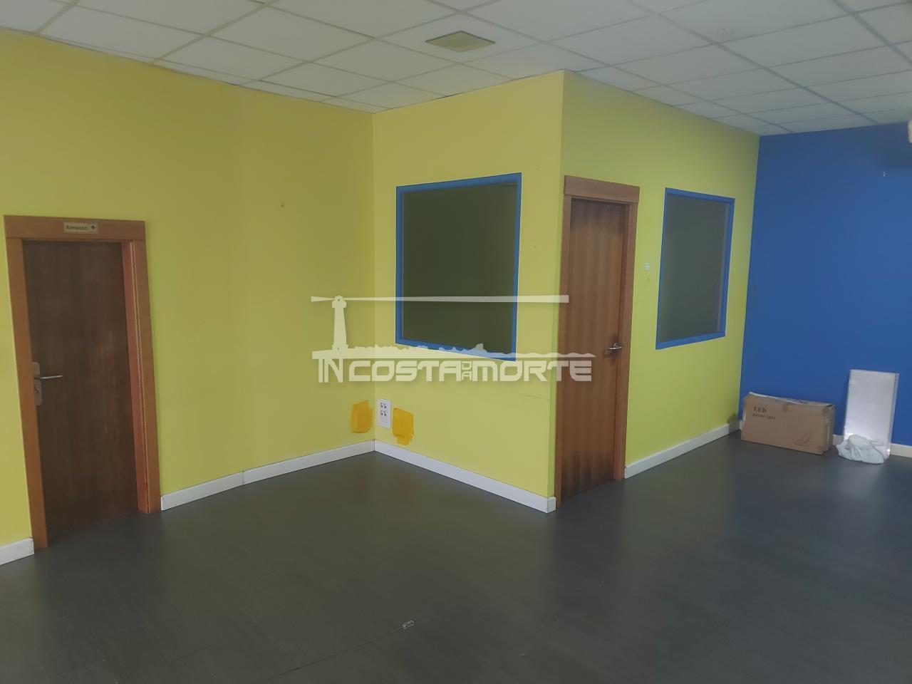 173710463715500027009_173710439980 Local en una de las importantes calles comerciales en el centro de Cee.