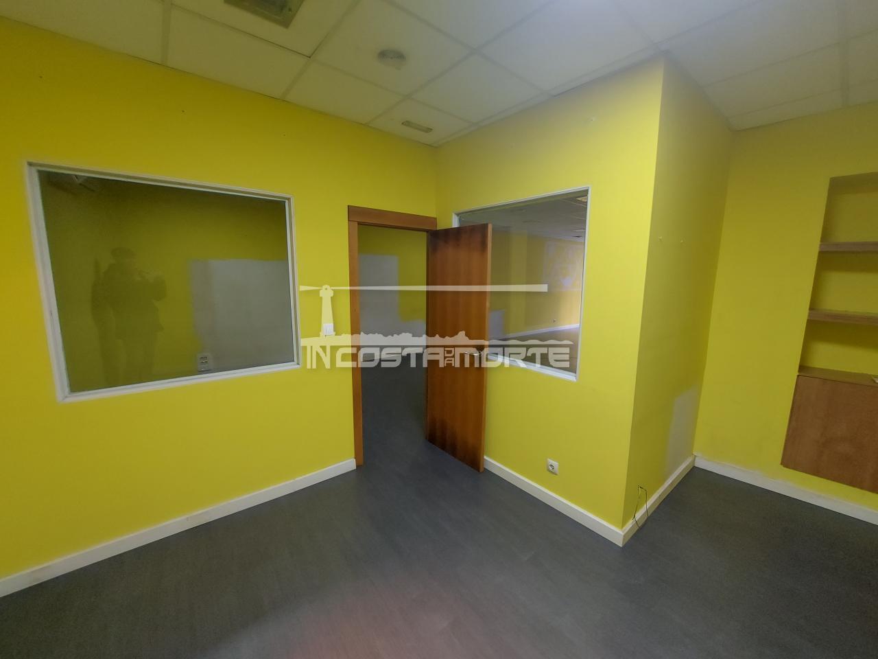 173710463982400027009_173710440647 Local en una de las importantes calles comerciales en el centro de Cee.