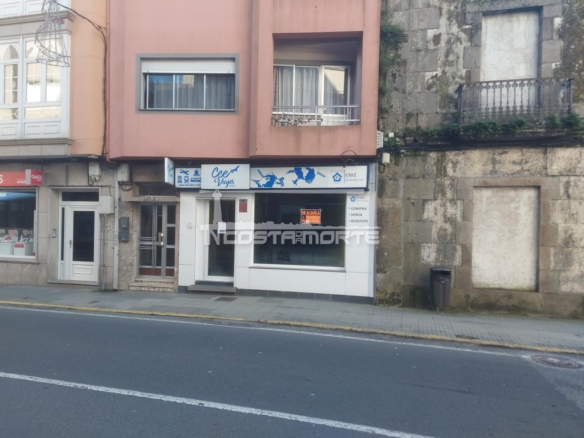 Local en una de las importantes calles comerciales en el centro de Cee.