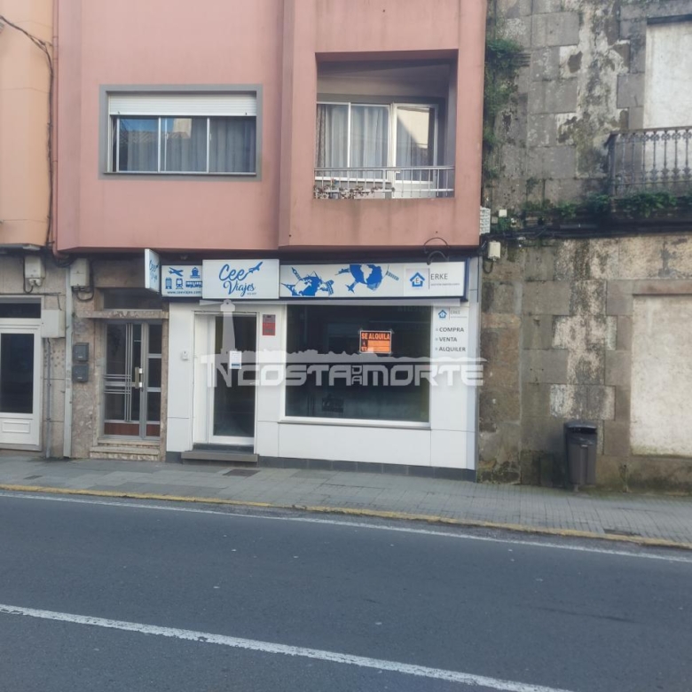 Local en una de las importantes calles comerciales en el centro de Cee.