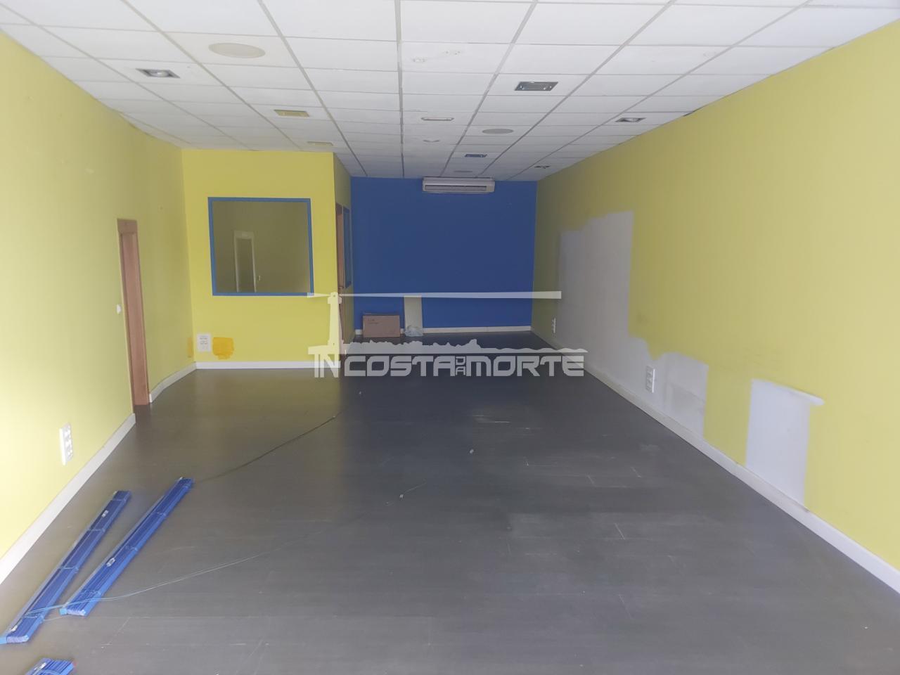 173710464225300027009_173710439056 Local en una de las importantes calles comerciales en el centro de Cee.