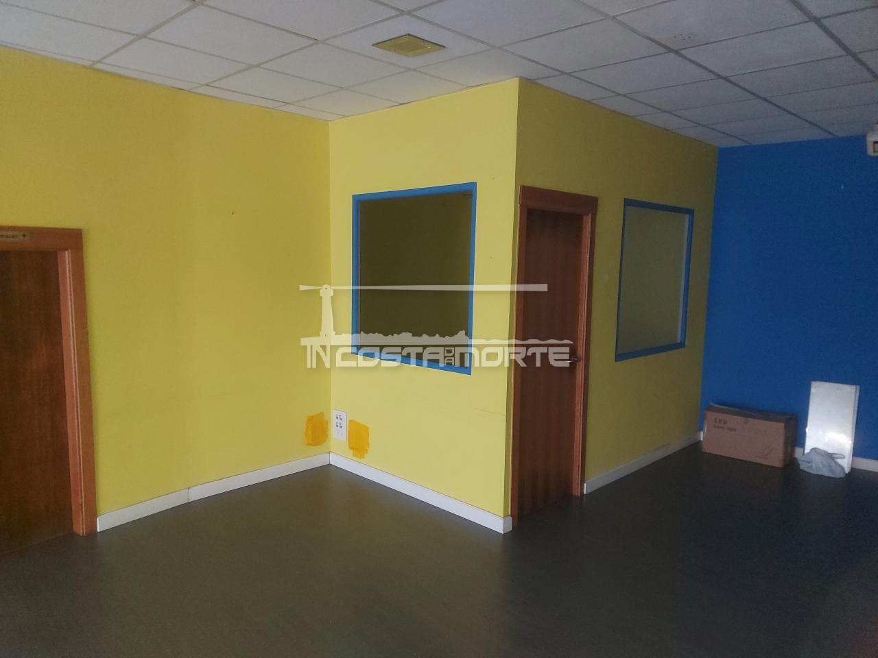 173710464265400027009_173710439307 Local en una de las importantes calles comerciales en el centro de Cee.