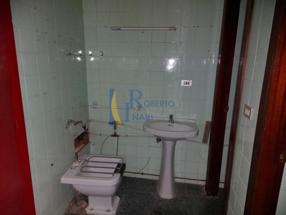CASA CENTRICA CON LOCAL COMERCIAL