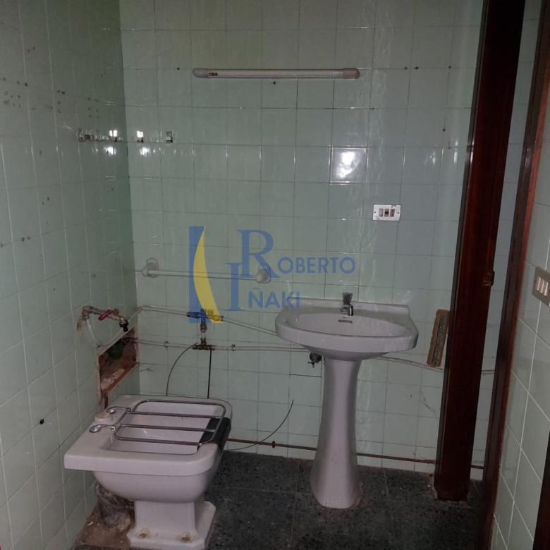 CASA CENTRICA CON LOCAL COMERCIAL