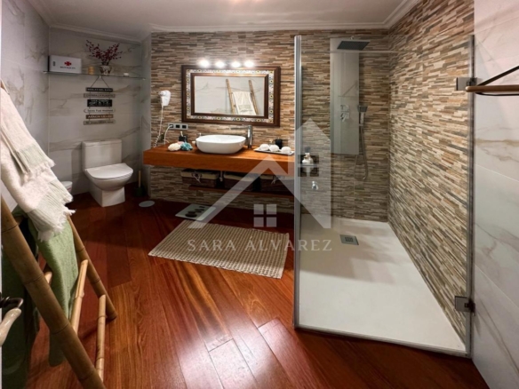 SE ALQUILA PISO LUMINOSO DE TRES HABITACIONES EN PLENO CENTRO DE PONTEVEDRA