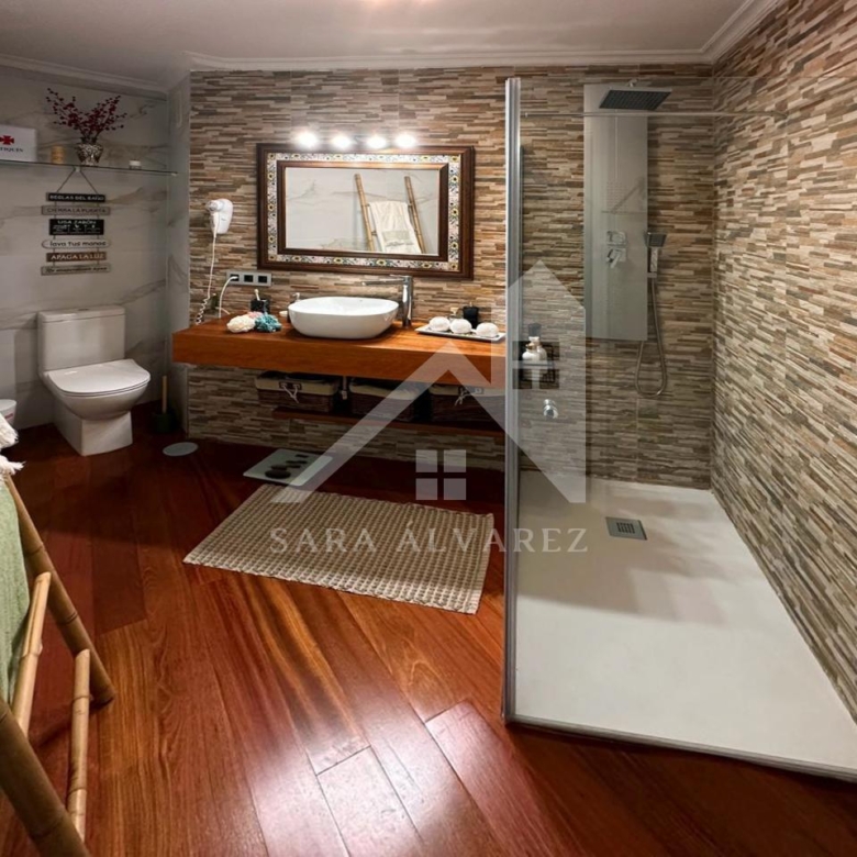 SE ALQUILA PISO LUMINOSO DE TRES HABITACIONES EN PLENO CENTRO DE PONTEVEDRA