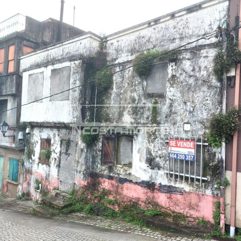 Casa de 2 Plantas a Rehabilitar en el Centro de Corcubión