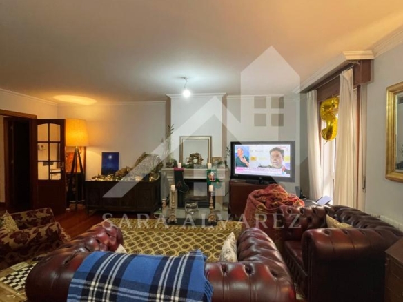 SE ALQUILA  PISO DE 4 HABITACIONES ESPACIOSO CON CHIMENEA  EN ROSALIA DE CASTRO PRÓXIMO AL CENTRO
