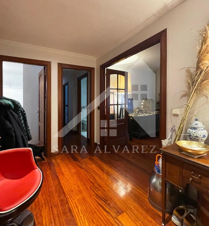 SE ALQUILA  PISO DE 4 HABITACIONES ESPACIOSO CON CHIMENEA  EN ROSALIA DE CASTRO PRÓXIMO AL CENTRO