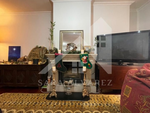SE ALQUILA  PISO DE 4 HABITACIONES ESPACIOSO CON CHIMENEA  EN ROSALIA DE CASTRO PRÓXIMO AL CENTRO