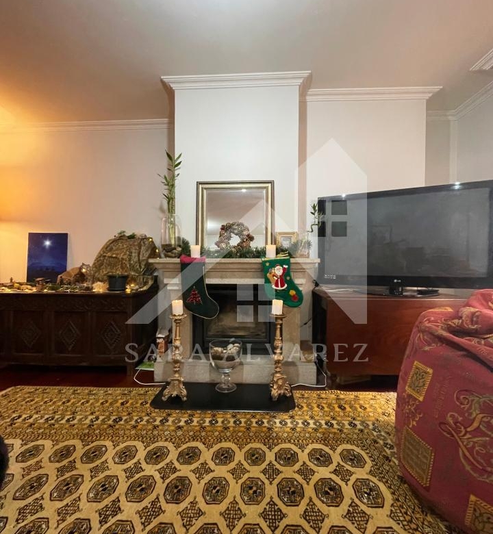 SE ALQUILA  PISO DE 4 HABITACIONES ESPACIOSO CON CHIMENEA  EN ROSALIA DE CASTRO PRÓXIMO AL CENTRO