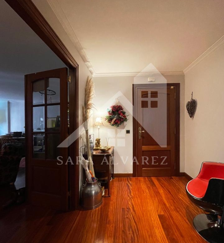 SE ALQUILA  PISO DE 4 HABITACIONES ESPACIOSO CON CHIMENEA  EN ROSALIA DE CASTRO PRÓXIMO AL CENTRO