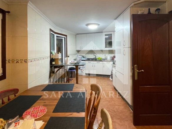 SE ALQUILA  PISO DE 4 HABITACIONES ESPACIOSO CON CHIMENEA  EN ROSALIA DE CASTRO PRÓXIMO AL CENTRO
