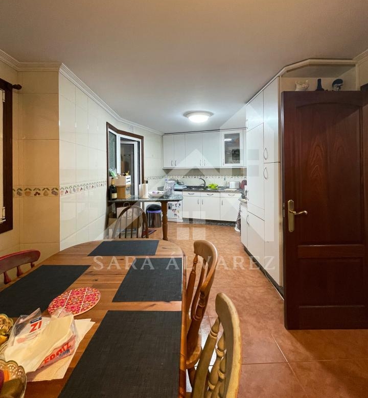 SE ALQUILA  PISO DE 4 HABITACIONES ESPACIOSO CON CHIMENEA  EN ROSALIA DE CASTRO PRÓXIMO AL CENTRO