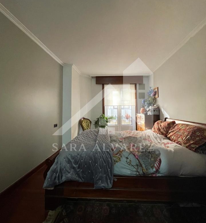 SE ALQUILA  PISO DE 4 HABITACIONES ESPACIOSO CON CHIMENEA  EN ROSALIA DE CASTRO PRÓXIMO AL CENTRO