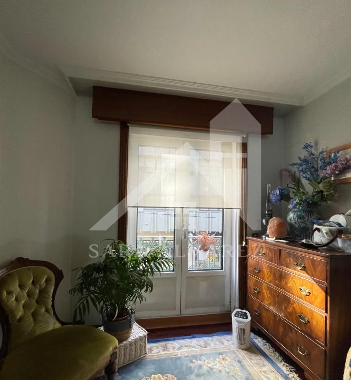 SE ALQUILA  PISO DE 4 HABITACIONES ESPACIOSO CON CHIMENEA  EN ROSALIA DE CASTRO PRÓXIMO AL CENTRO