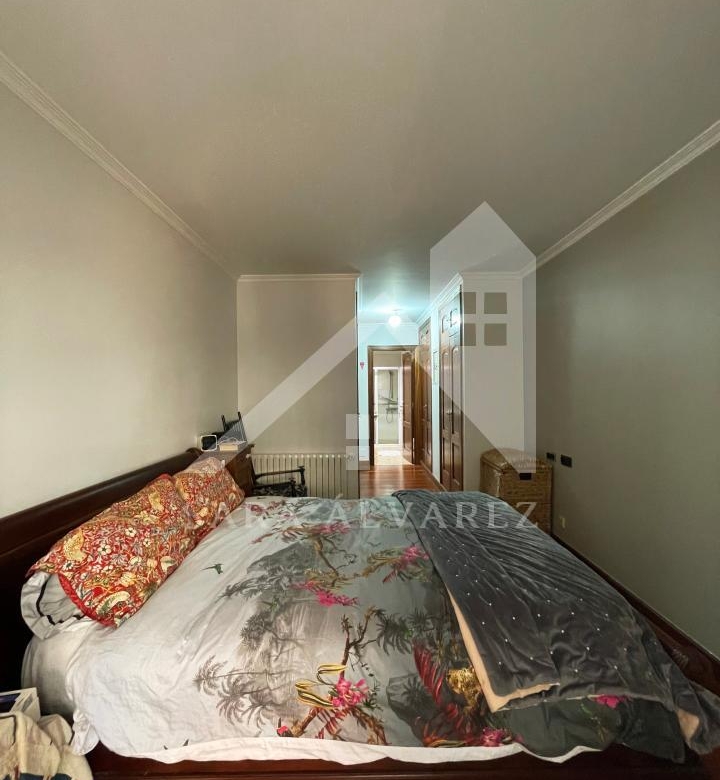 SE ALQUILA  PISO DE 4 HABITACIONES ESPACIOSO CON CHIMENEA  EN ROSALIA DE CASTRO PRÓXIMO AL CENTRO