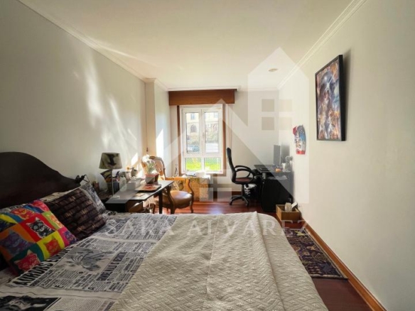 SE ALQUILA  PISO DE 4 HABITACIONES ESPACIOSO CON CHIMENEA  EN ROSALIA DE CASTRO PRÓXIMO AL CENTRO