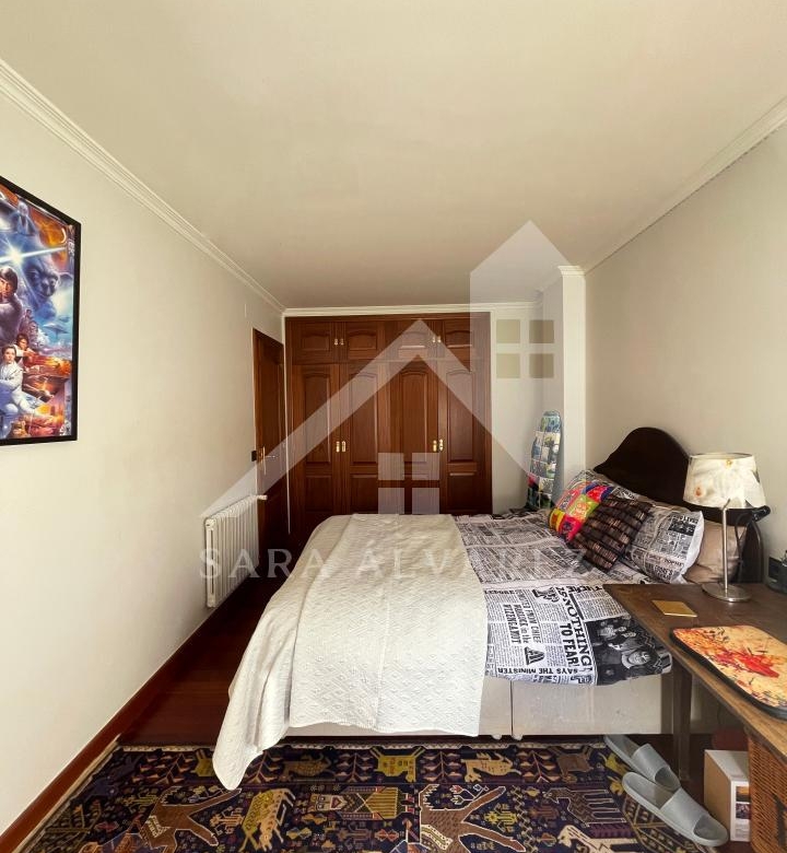 SE ALQUILA  PISO DE 4 HABITACIONES ESPACIOSO CON CHIMENEA  EN ROSALIA DE CASTRO PRÓXIMO AL CENTRO