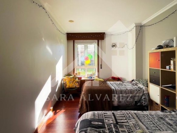 SE ALQUILA  PISO DE 4 HABITACIONES ESPACIOSO CON CHIMENEA  EN ROSALIA DE CASTRO PRÓXIMO AL CENTRO