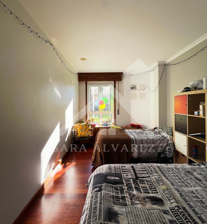 SE ALQUILA  PISO DE 4 HABITACIONES ESPACIOSO CON CHIMENEA  EN ROSALIA DE CASTRO PRÓXIMO AL CENTRO