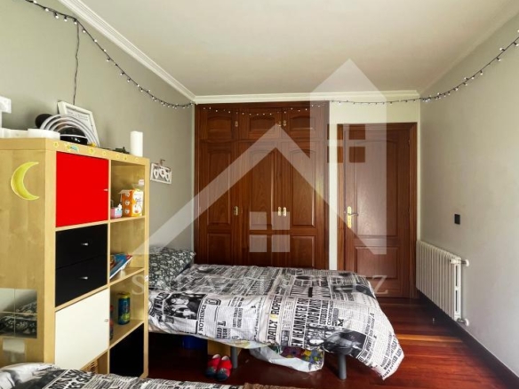 SE ALQUILA  PISO DE 4 HABITACIONES ESPACIOSO CON CHIMENEA  EN ROSALIA DE CASTRO PRÓXIMO AL CENTRO