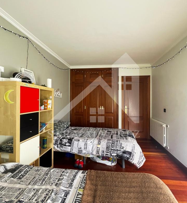 SE ALQUILA  PISO DE 4 HABITACIONES ESPACIOSO CON CHIMENEA  EN ROSALIA DE CASTRO PRÓXIMO AL CENTRO