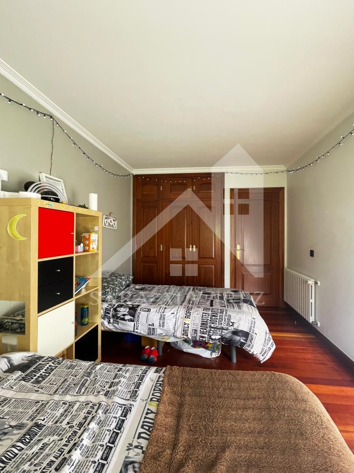174130041710200150293_170366537006 SE ALQUILA PISO DE 4 HABITACIONES ESPACIOSO CON CHIMENEA EN ROSALIA DE CASTRO PRÓXIMO AL CENTRO