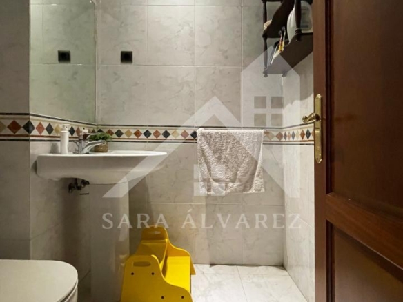 SE ALQUILA  PISO DE 4 HABITACIONES ESPACIOSO CON CHIMENEA  EN ROSALIA DE CASTRO PRÓXIMO AL CENTRO