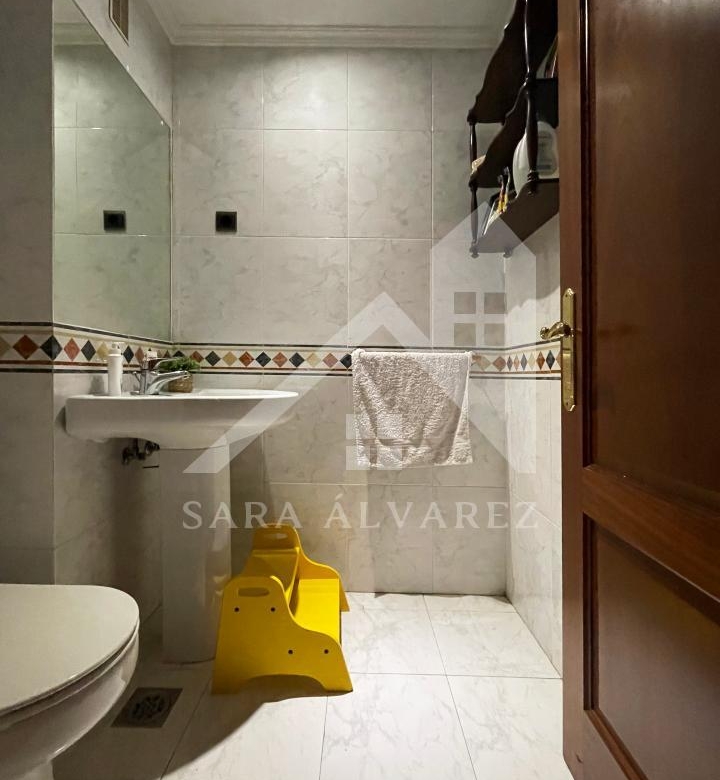 SE ALQUILA  PISO DE 4 HABITACIONES ESPACIOSO CON CHIMENEA  EN ROSALIA DE CASTRO PRÓXIMO AL CENTRO