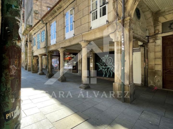 SE VENDE DUPLEX REFORMADO CON 4 HABITACIONES EN LA PLAZA DE LA HERRERIA EN PLENO CENTRO DE PONTEVEDRA.
